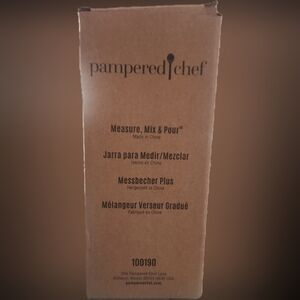 NIB Pampered Chef Measure, Mix & Pour